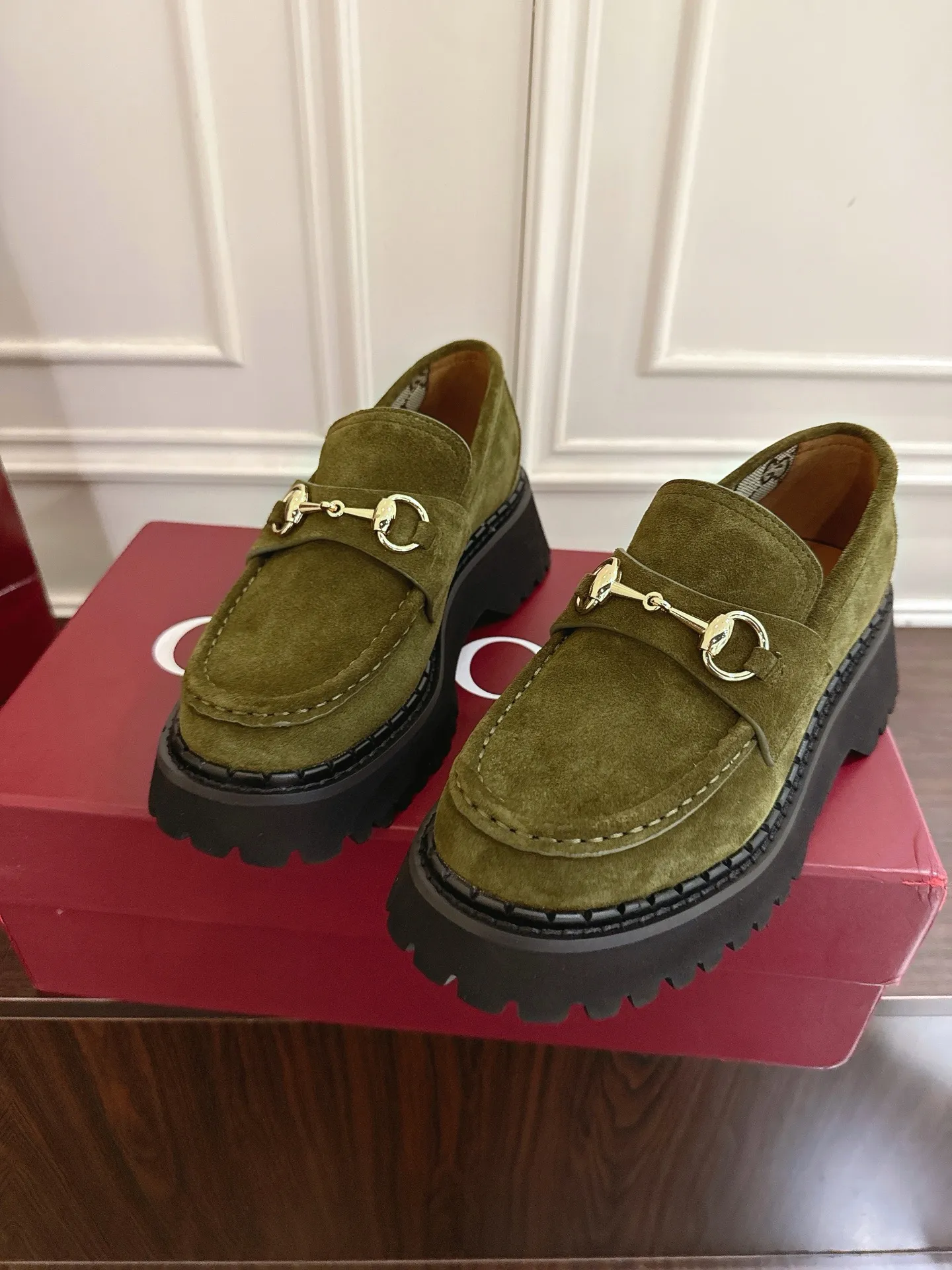 👟👟Ex-factory price 540👟👟 Gucci loafers with horsebit groove soles. As a tribute to the brand's equestrian origins, the horsebit has gone through years of baptism, integrating the rich historical heritage and modern fashion into one. Cowhide surface, sole thickness 5cm, size: 35-42# 39-46#